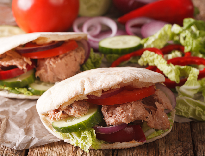 Pan pita relleno de atún