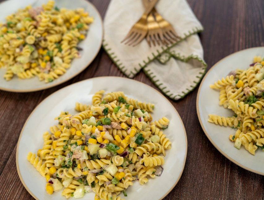 Pasta con atún, maíz y pepino