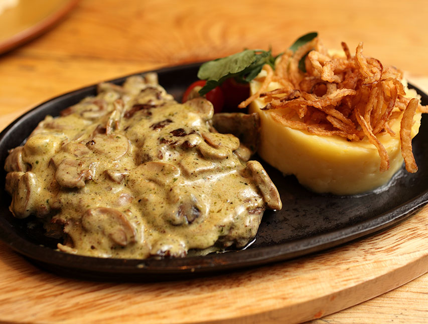 Pollo en salsa de hongos y puré de papa