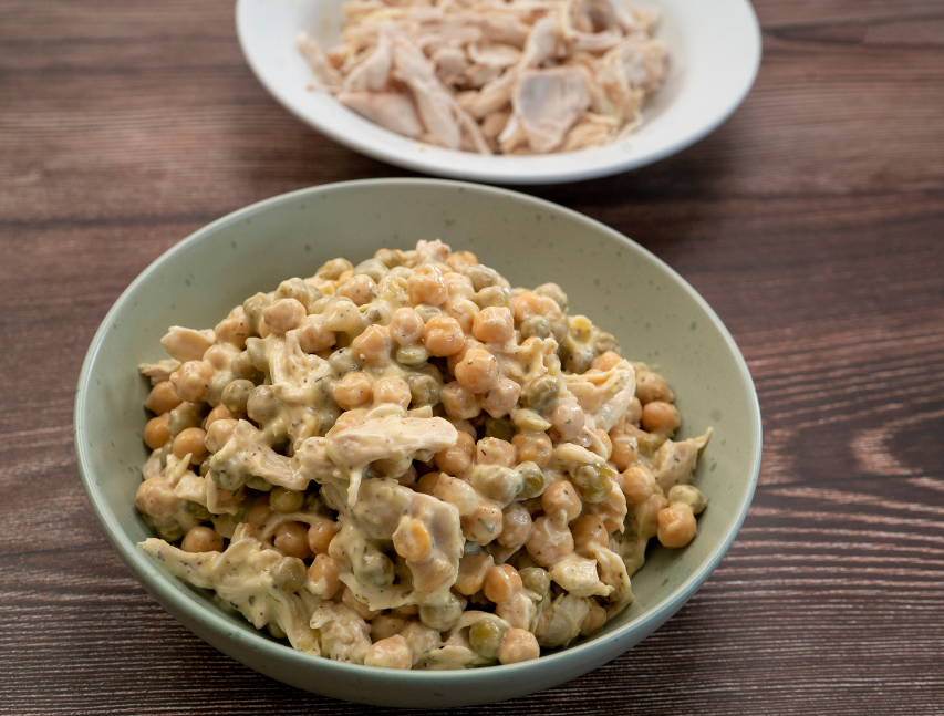 Ensalada de pollo con garbanzos y guisantes