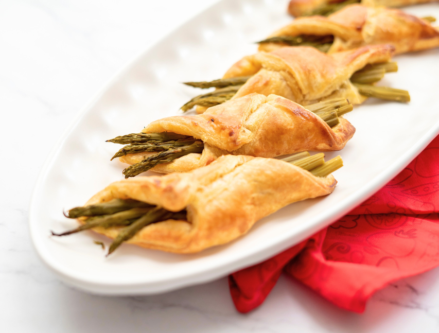 Espárragos en hojaldre con queso Brie