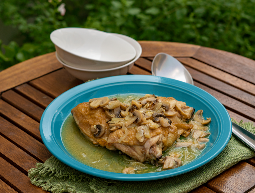 Pollo en salsa de hongos y mostaza