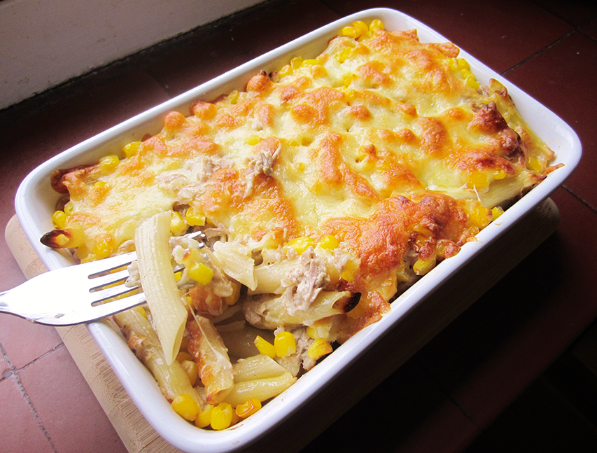 Pasta cremosa con atún y maíz dulce