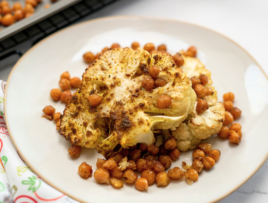 Coliflor asada con garbanzos