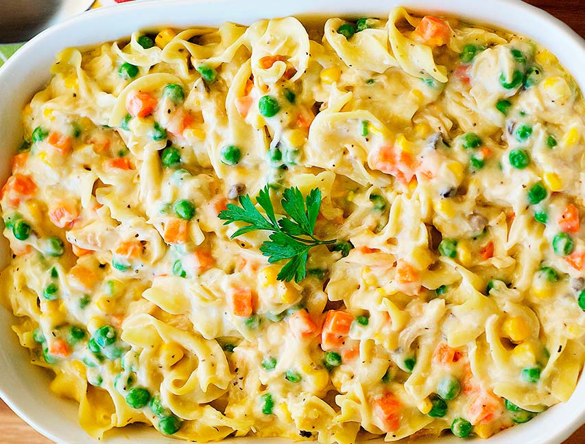 Pasta cremosa con vegetales mixtos