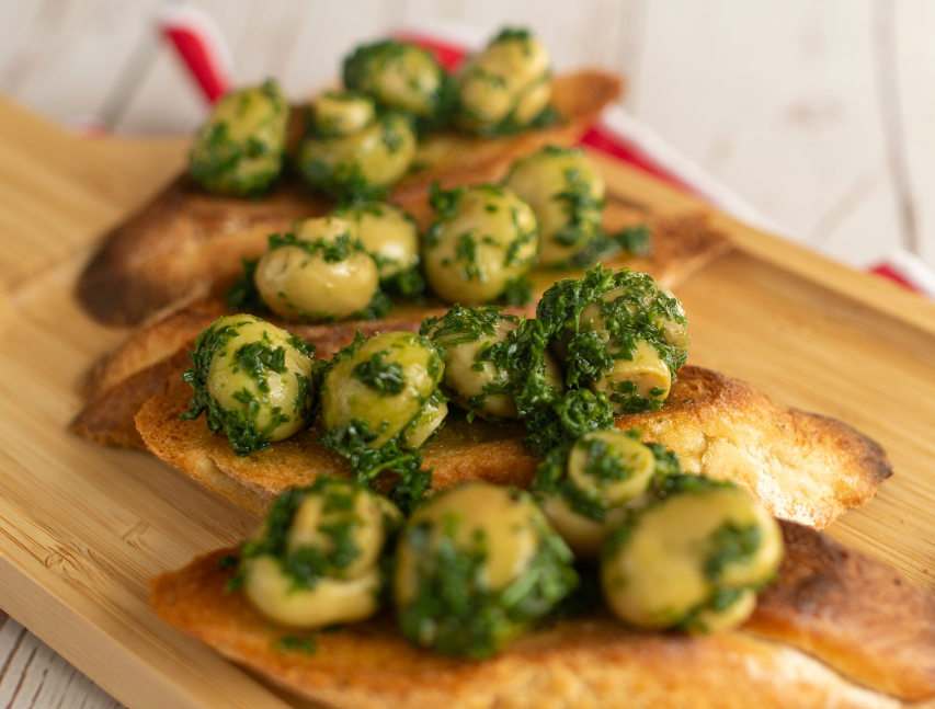 Hongos enteros en chimichurri