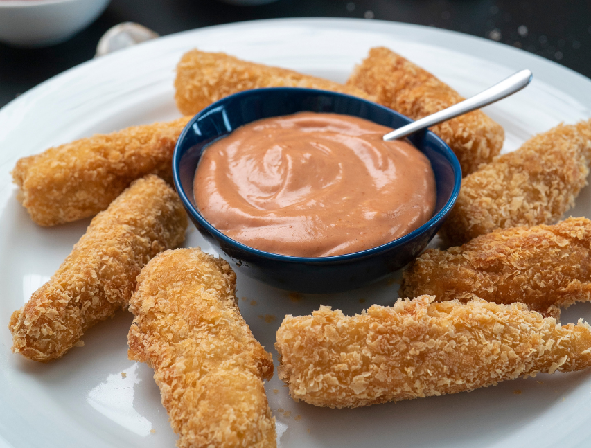 Dedos de pescado empanizados con puré de papa