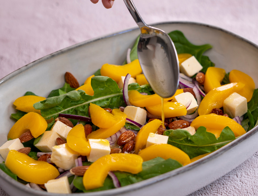 Ensalada fresca con melocotones