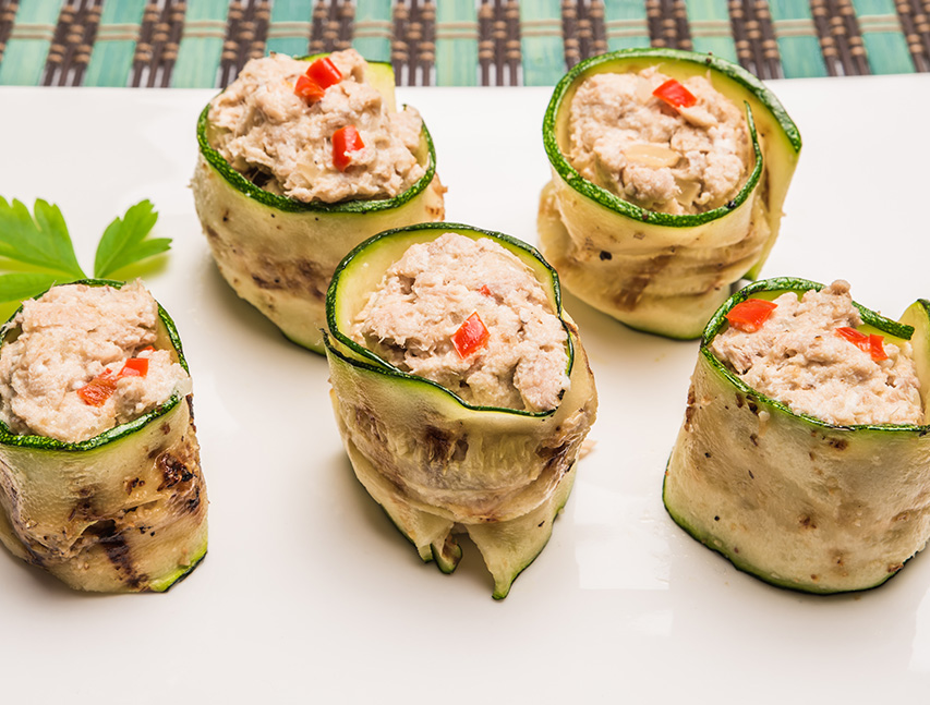 Rollos de zucchini y atún