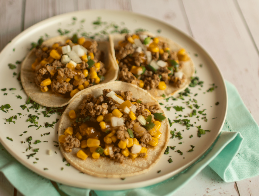 Tacos de carne con maíz y chilero