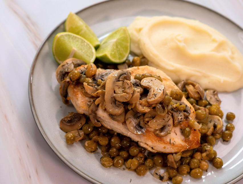 Pollo con guisantes y hongos