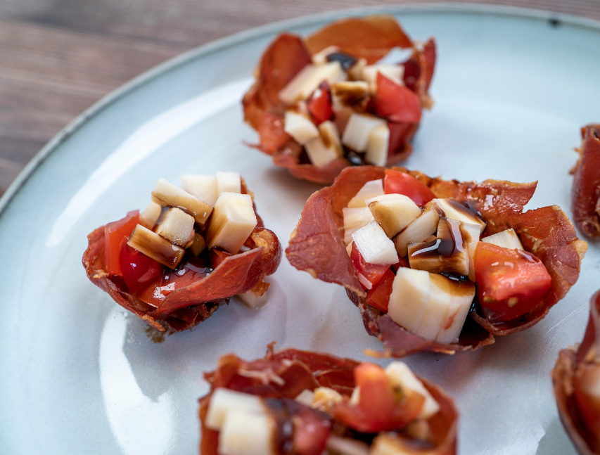 Palmitos con jamón crujiente