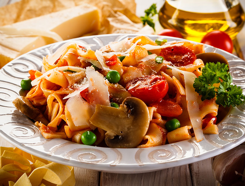 Tallarines con salsa de tomate y hongos