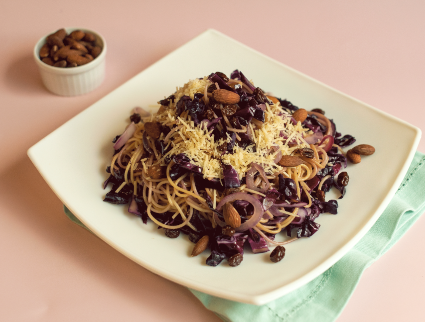 Pasta con repollo morado y pasas en vinagre