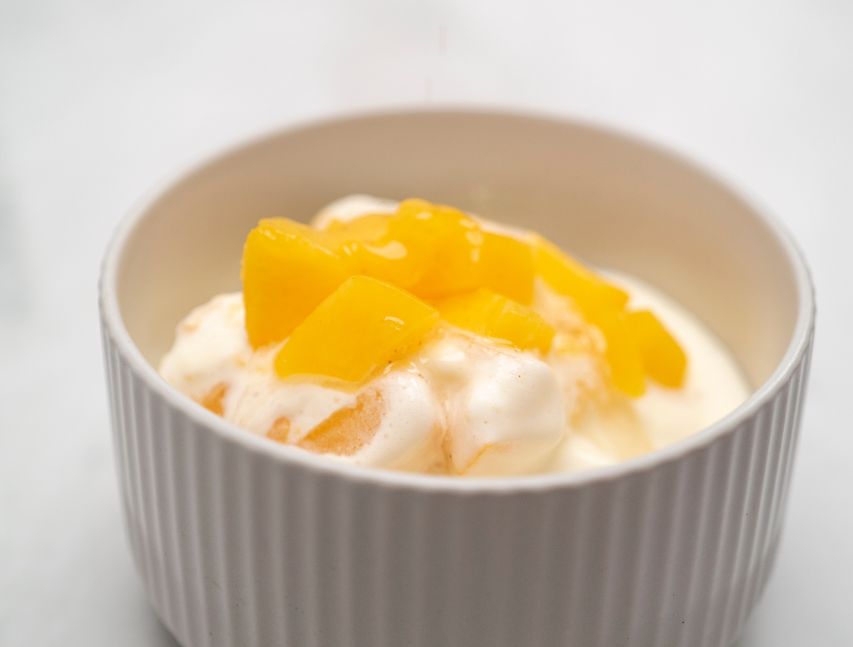 Helados de vainilla con melocotones
