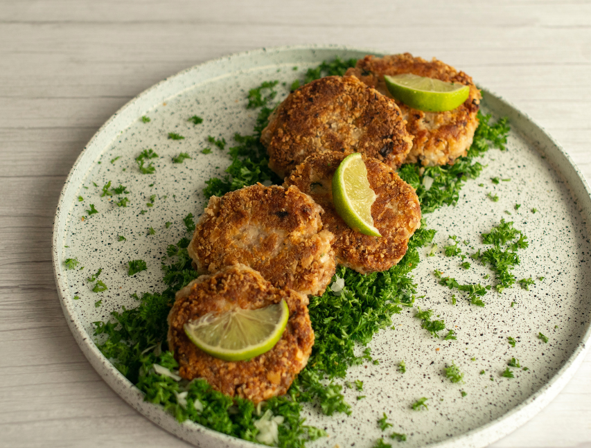 Tortas de atún en agua con limón y parmesano