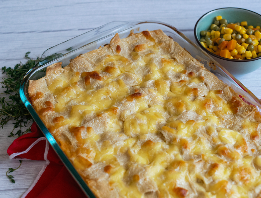 Pastel de pollo con tortilla, maíz y vegetales mixtos